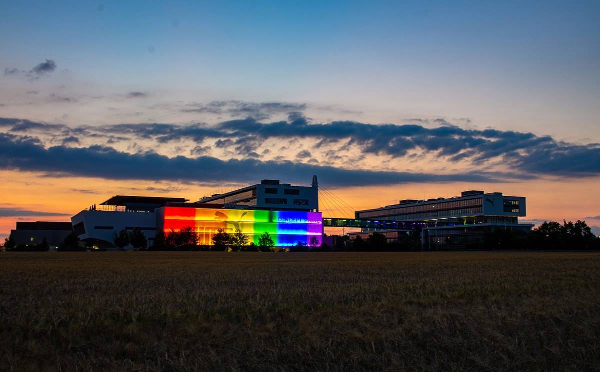 PUMA Unternehmenszentrale erstrahlt im Pride Monat in Regenbogenfarben 