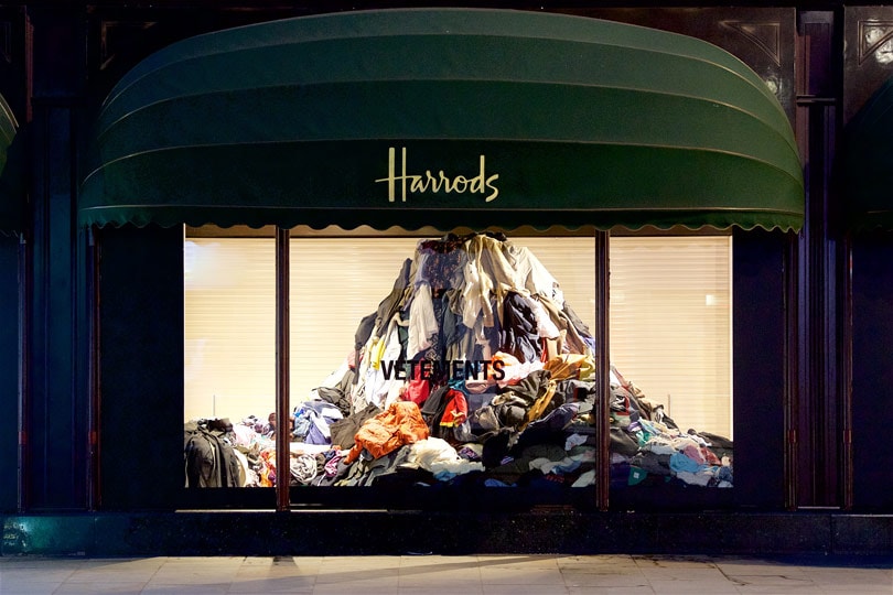 In Bildern: Vetements-Schaufenster bei Harrods In Bildern: Vetements-Schaufenster bei Harrods
