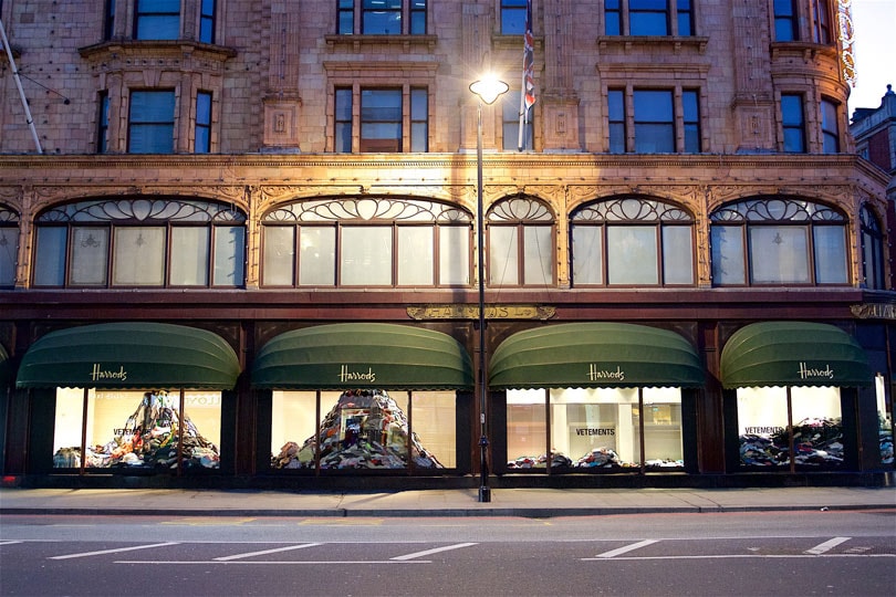 In Bildern: Vetements-Schaufenster bei Harrods In Bildern: Vetements-Schaufenster bei Harrods