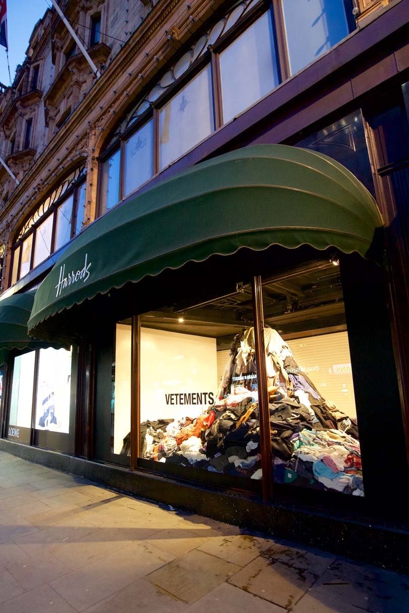 In Bildern: Vetements-Schaufenster bei Harrods In Bildern: Vetements-Schaufenster bei Harrods
