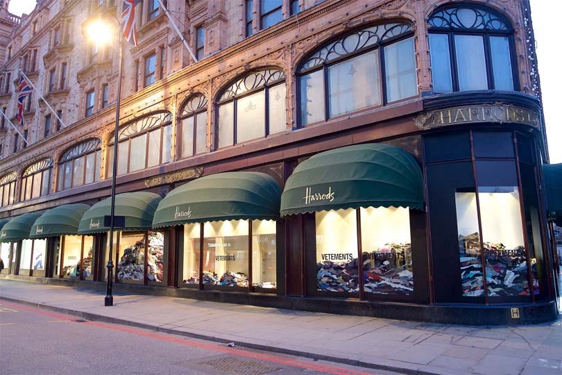In Bildern: Vetements-Schaufenster bei Harrods In Bildern: Vetements-Schaufenster bei Harrods