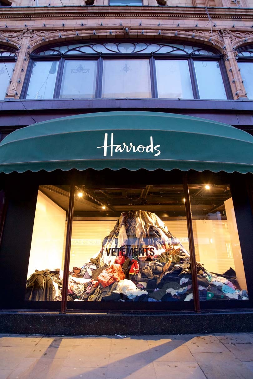 In Bildern: Vetements-Schaufenster bei Harrods In Bildern: Vetements-Schaufenster bei Harrods