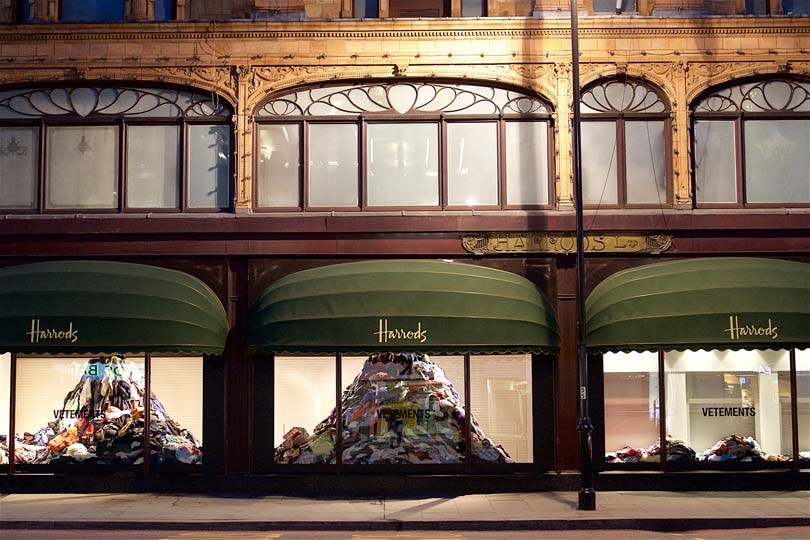 In Bildern: Vetements-Schaufenster bei Harrods In Bildern: Vetements-Schaufenster bei Harrods