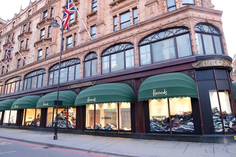 In Bildern: Vetements-Schaufenster bei Harrods In Bildern: Vetements-Schaufenster bei Harrods