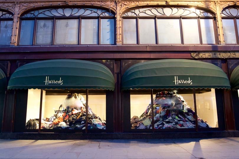 In Bildern: Vetements-Schaufenster bei Harrods In Bildern: Vetements-Schaufenster bei Harrods
