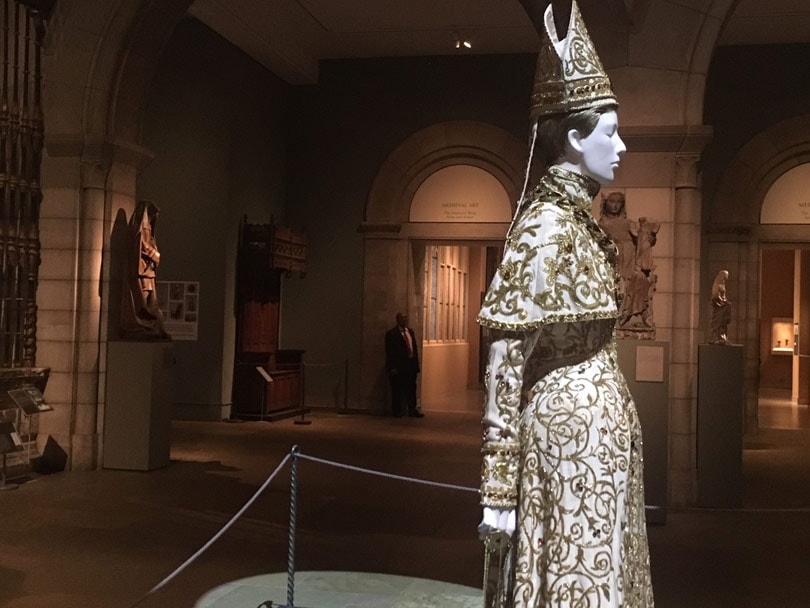 Kritik: Heavenly Bodies; Fashion and the Catholic Imagination Kritik: Heavenly Bodies; Fashion and the Catholic Imagination