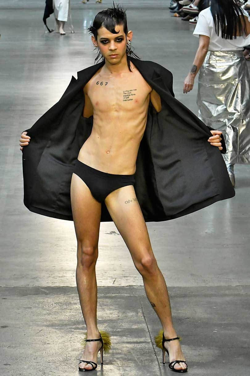 Schwangerer Mann und Flower Power bei der London Men's Fashion Week Schwangerer Mann und Flower Power bei der London Men's Fashion Week