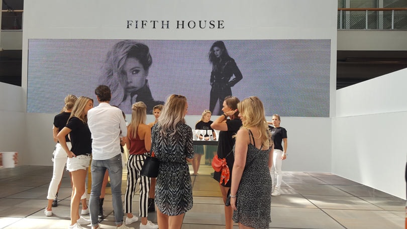 “Qualität über Quantität”: Ein Besuch bei der Amsterdamer Modefabriek im Sommer “Qualität über Quantität”: Ein Besuch bei der Amsterdamer Modefabriek im Sommer