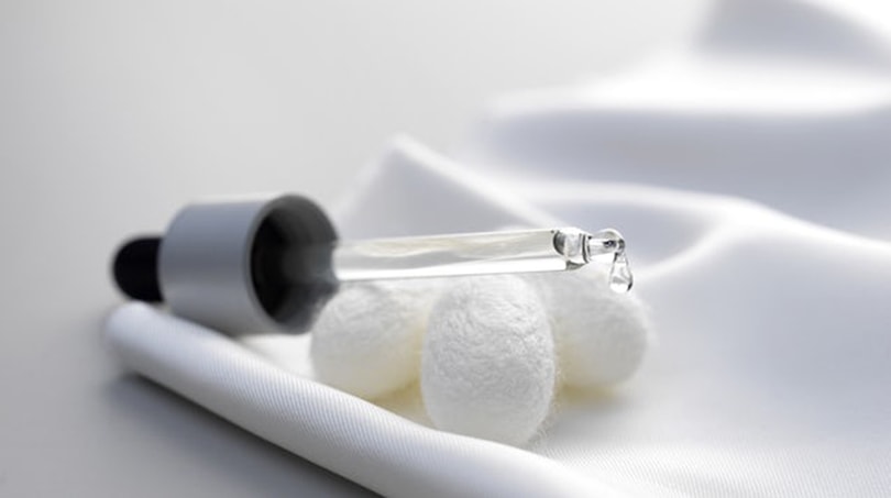 Chanel investiert in Start-Up, das Textilchemikalien durch flüssige Seide ersetzt Chanel investiert in Start-Up, das Textilchemikalien durch flüssige Seide ersetzt