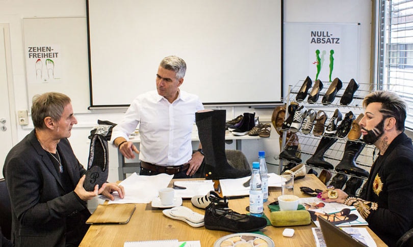 Harald Glööckler entwickelt Bequemschuhe mit Bär Harald Glööckler entwickelt Bequemschuhe mit Bär