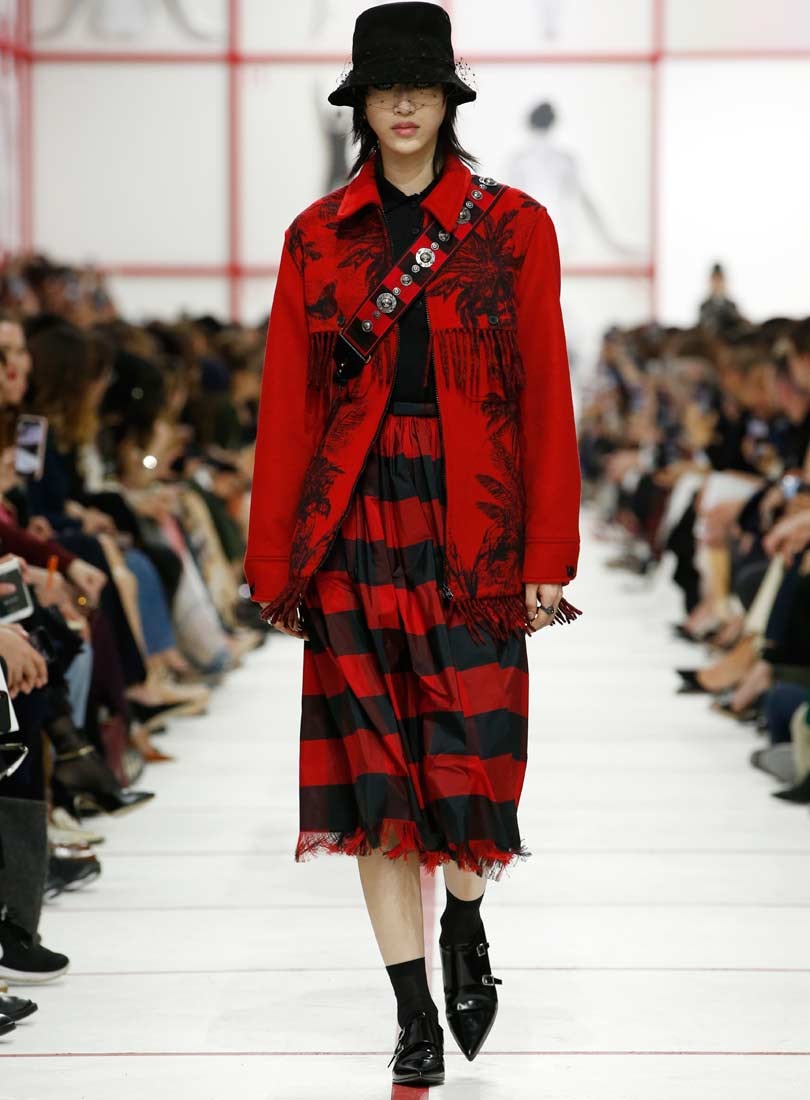 Fashion Week Paris: Starke Frauen und eine diskrete Hommage Fashion Week Paris: Starke Frauen und eine diskrete Hommage