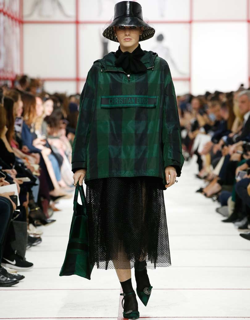 Fashion Week Paris: Starke Frauen und eine diskrete Hommage Fashion Week Paris: Starke Frauen und eine diskrete Hommage