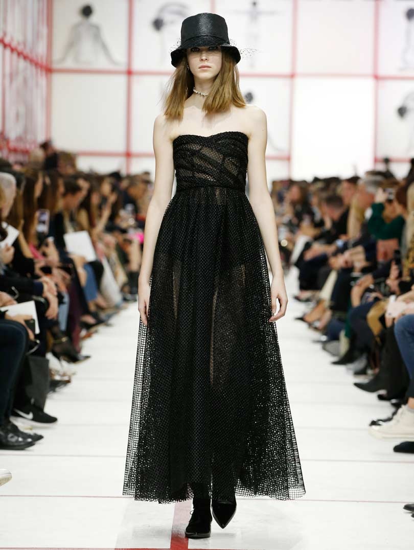 Fashion Week Paris: Starke Frauen und eine diskrete Hommage Fashion Week Paris: Starke Frauen und eine diskrete Hommage