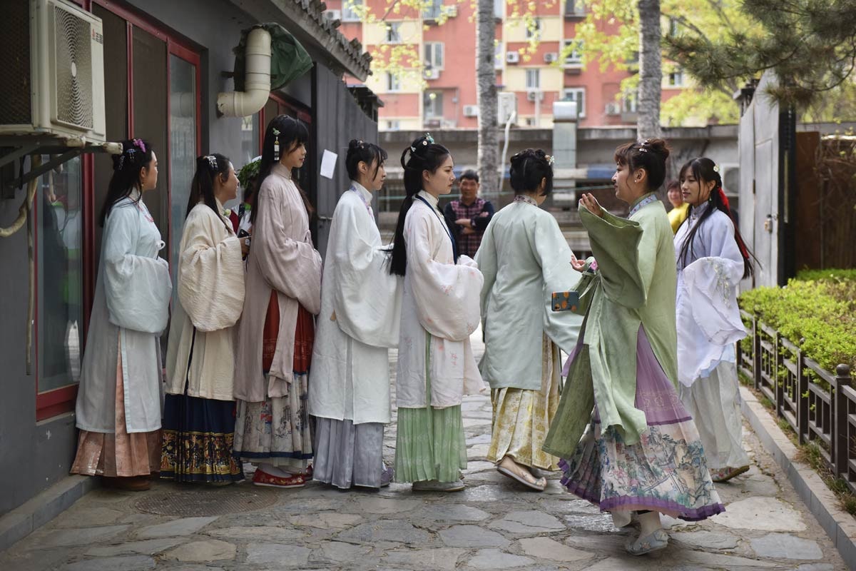 Zurück in die Hanfu-Zeit: Junge Chinesen tragen Traditionelles Zurück in die Hanfu-Zeit: Junge Chinesen tragen Traditionelles