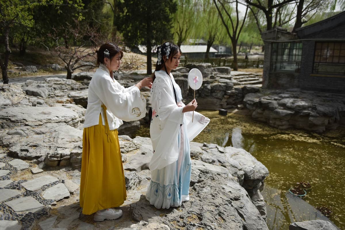 Zurück in die Hanfu-Zeit: Junge Chinesen tragen Traditionelles Zurück in die Hanfu-Zeit: Junge Chinesen tragen Traditionelles