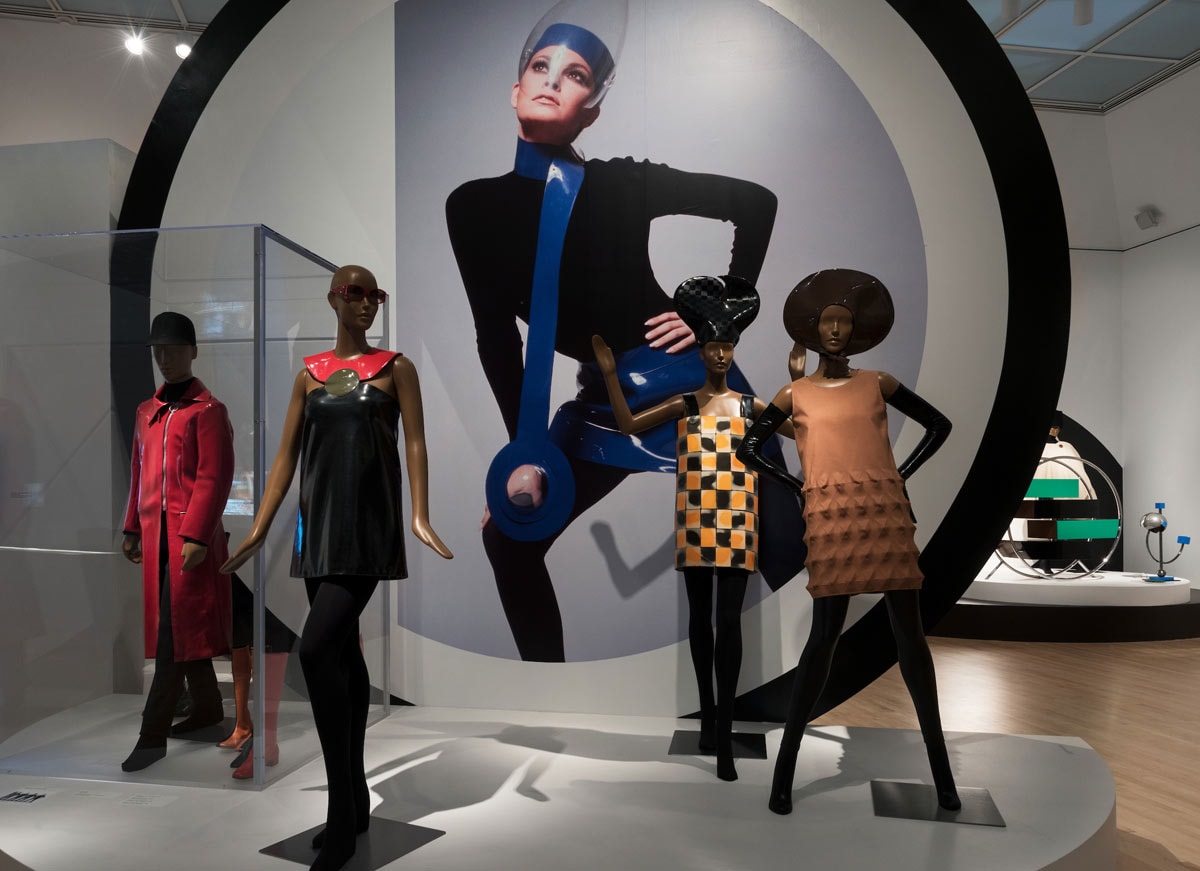 Ein Blick in die New Yorker Ausstellung 'Pierre Cardin: Future Fashion' Ein Blick in die New Yorker Ausstellung 'Pierre Cardin: Future Fashion'