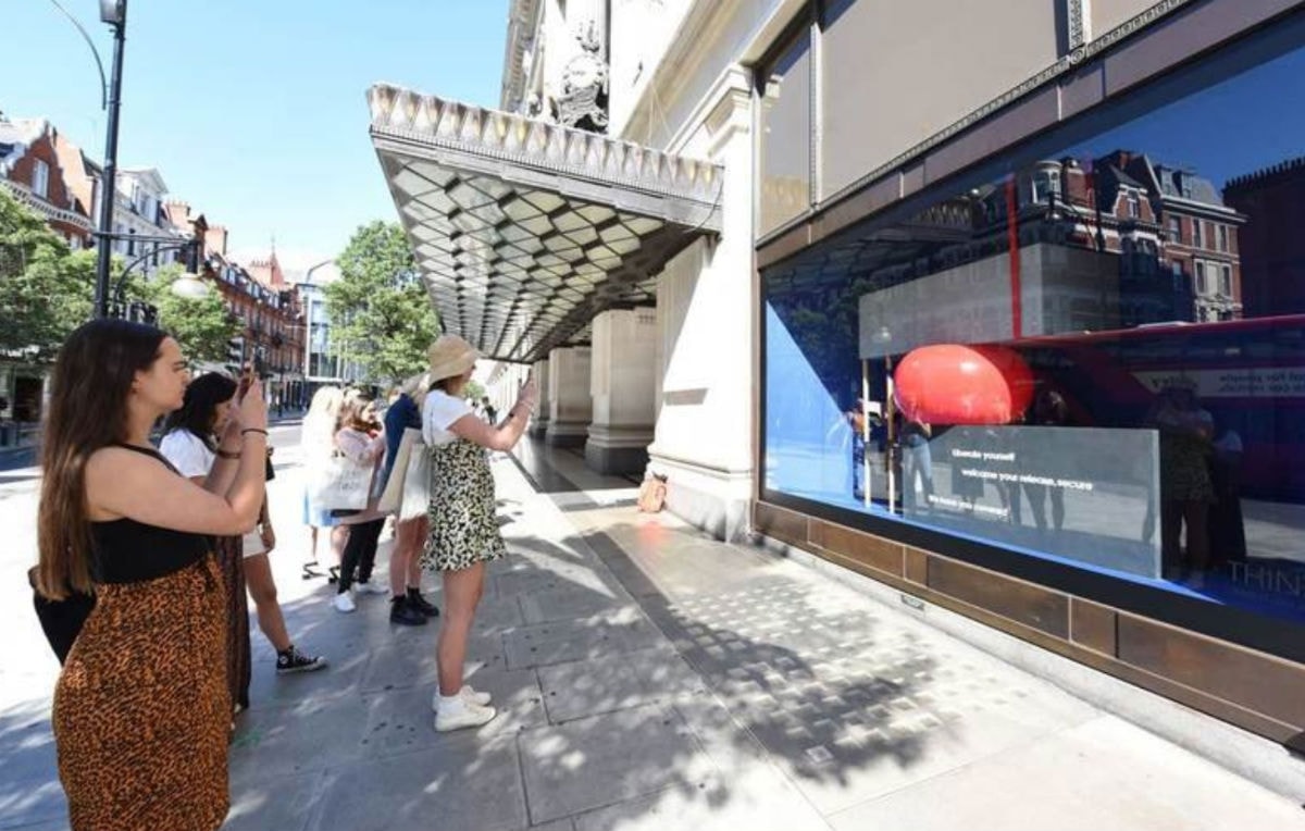 Selfridges gestaltet Schaufenster zum Thema Menstruation Selfridges gestaltet Schaufenster zum Thema Menstruation