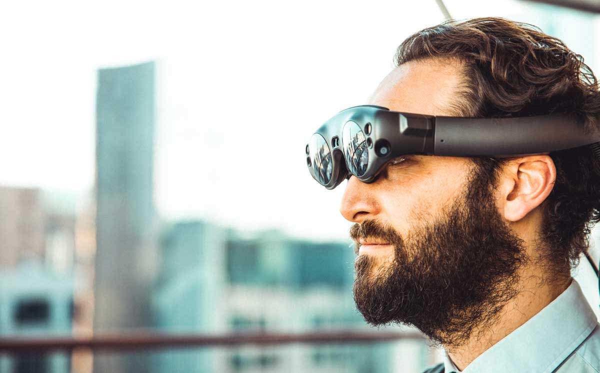 Augmented Fashion Experience: Wie Augmented Reality Kunden fasziniert und zum Mode-Accessoire werden könnte Augmented Fashion Experience: Wie Augmented Reality Kunden fasziniert und zum Mode-Accessoire werden könnte