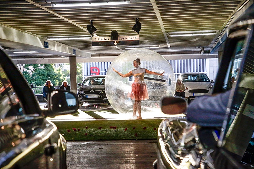 Erstes Auto-Theater im Breuninger Parkhaus Erstes Auto-Theater im Breuninger Parkhaus