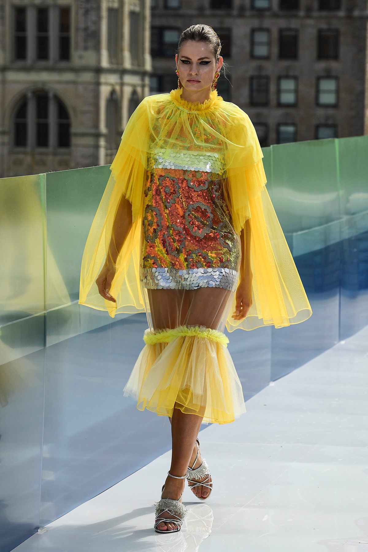 Entdeckt auf dem Laufsteg: Pantones Modefarben Frühling/Sommer 2021 Entdeckt auf dem Laufsteg: Pantones Modefarben Frühling/Sommer 2021